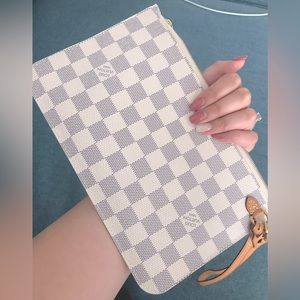 AUTHENTIC NWT Louis Vuitton Damier wristlet